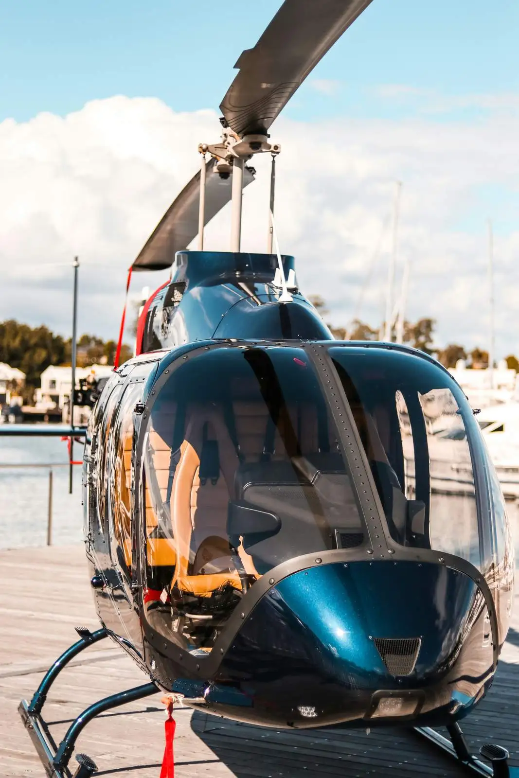 Helicopter charter London - private helicopter hire Avis Aero
